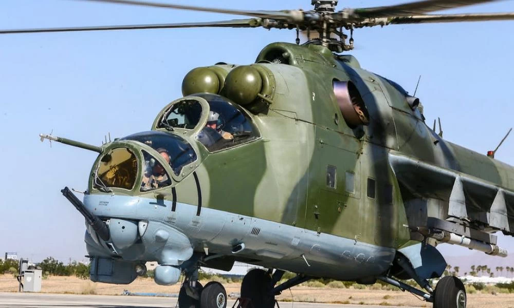 Mi-24: Απίθανη χαμηλή πτήση από πολεμικό ελικόπτερο - Βίντεο